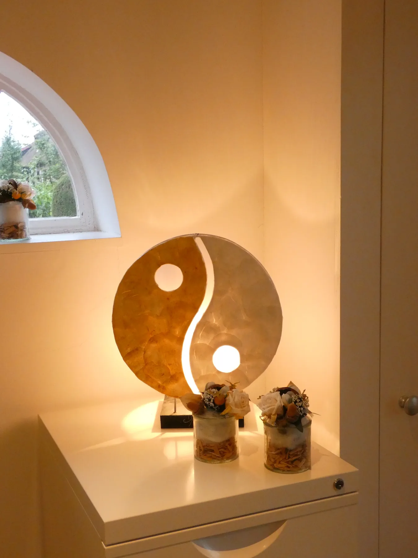 Lamp met yin-yangsymbool in de behandelruimte